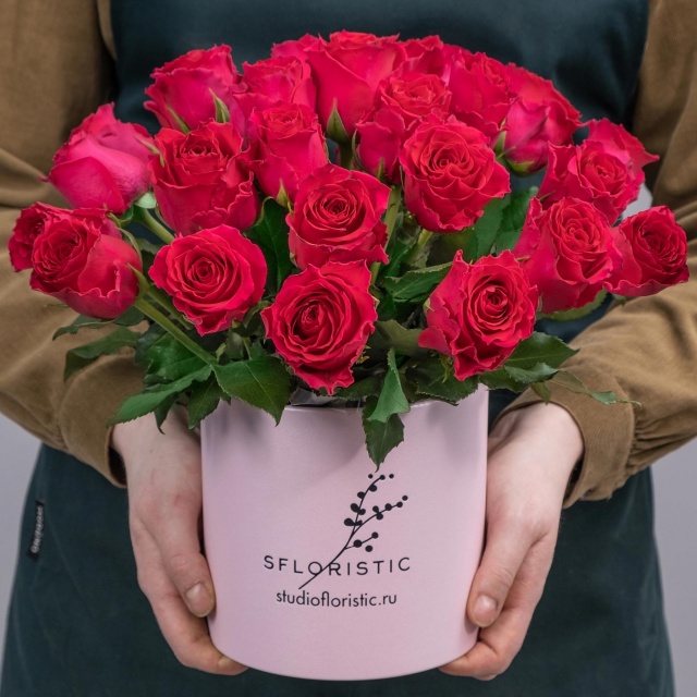 Композиция из малиновых Роз Кения 25 шт в шляпной коробке «Малинки» Композиция из малиновых Роз Кения 25 шт в шляпной коробке «Малинки»