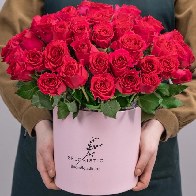 Композиция из малиновых Роз Кения 51 шт в шляпной коробке «Малиновый закат» Композиция из малиновых Роз Кения 51 шт в шляпной коробке «Малиновый закат»