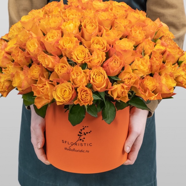 Композиция из оранжевых Роз Кения 101 шт в шляпной коробке «Спелый апельсин» Композиция из оранжевых Роз Кения 101 шт в шляпной коробке «Спелый апельсин»