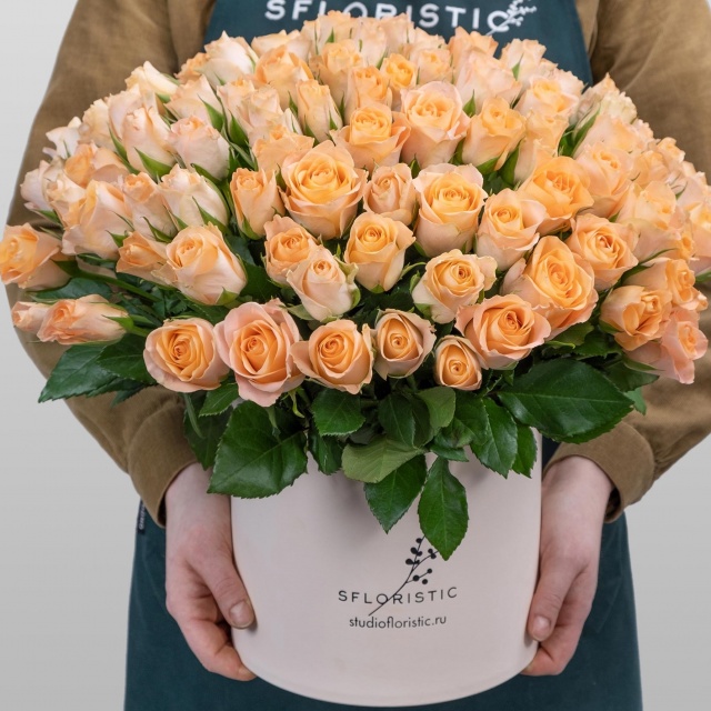 Композиция из Роз Кения 101 шт в шляпной коробке «Персиковый сад» Композиция из Роз Кения 101 шт в шляпной коробке «Персиковый сад»