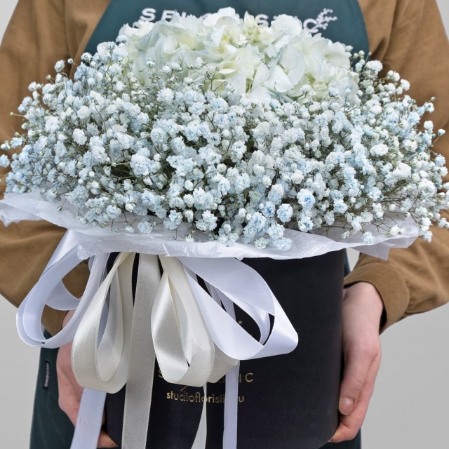 Композиция из Гипсофилы и Гортензии в шляпной коробке «Лазурный берег» Композиция из Гипсофилы и Гортензии в шляпной коробке «Лазурный берег»