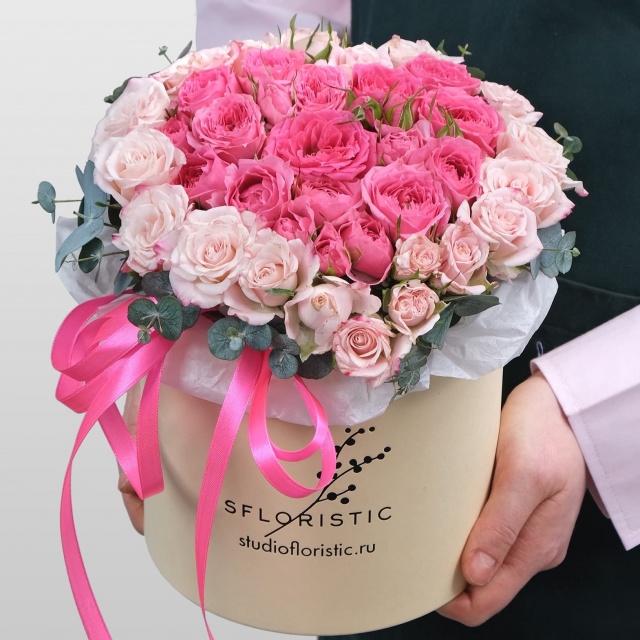 Композиция из Кустовой Розы в шляпной коробке «Розовое сердце» Композиция из Кустовой Розы в шляпной коробке «Розовое сердце»