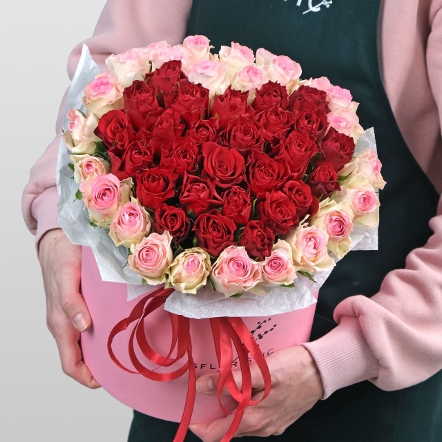 Композиция из кенийских роз Сердце в шляпной коробке «Пылкая Любовь» Композиция из кенийских роз Сердце в шляпной коробке «Пылкая Любовь»