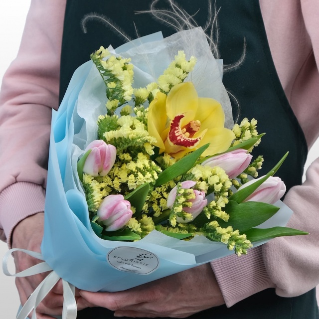 Букет из Орхидеи и Тюльпанов «Дружелюбной» Букет из Орхидеи и Тюльпанов «Дружелюбной»