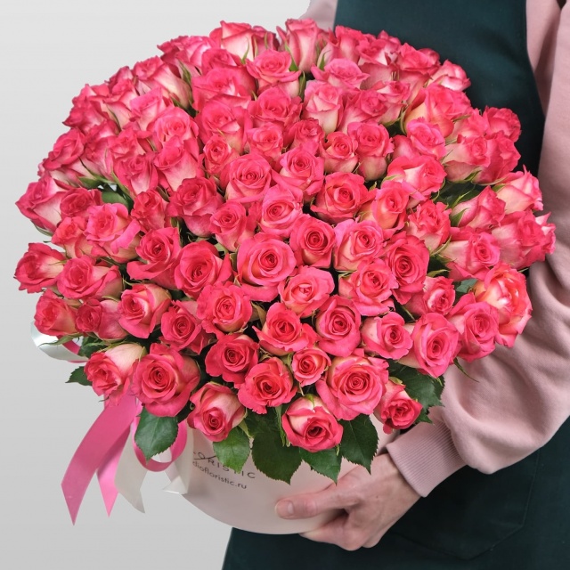 Композиция из розовых Роз Кения 101 шт в шляпной коробке «Божественной» Композиция из розовых Роз Кения 101 шт в шляпной коробке «Божественной»