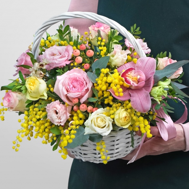 Композиция из Орхидеи, Мимозы и Роз в корзине «Умопомрачительной» Композиция из Орхидеи, Мимозы и Роз в корзине «Умопомрачительной»