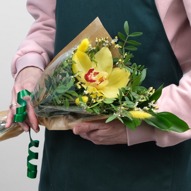 Букет из Орхидеи и Рускуса «Яркое солнышко» Букет из Орхидеи и Рускуса «Яркое солнышко»