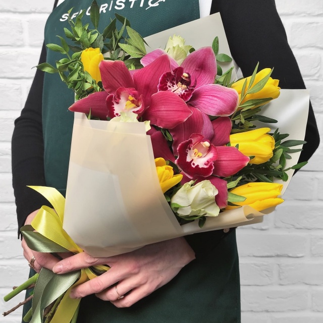 Букет из Тюльпанов, Желтой Орхидеи и Кении «Любовная Ностальгия» Букет из Тюльпанов, Желтой Орхидеи и Кении «Любовная Ностальгия»