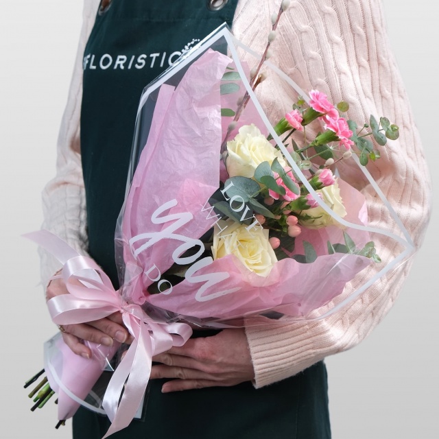 Букет из Роз, Гиперикума и Гвоздики «Королева Весна» Букет из Роз, Гиперикума и Гвоздики «Королева Весна»