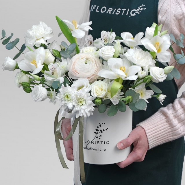 Композиция из Ранункулюса, Тюльпана и Эустомы в шляпной коробке «Белое Очарование» Композиция из Ранункулюса, Тюльпана и Эустомы в шляпной коробке «Белое Очарование»