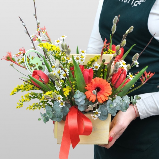 Букет из Герберы, Ромашки и Тюльпанов «Пасхальный зайчик» Букет из Герберы, Ромашки и Тюльпанов «Пасхальный зайчик»