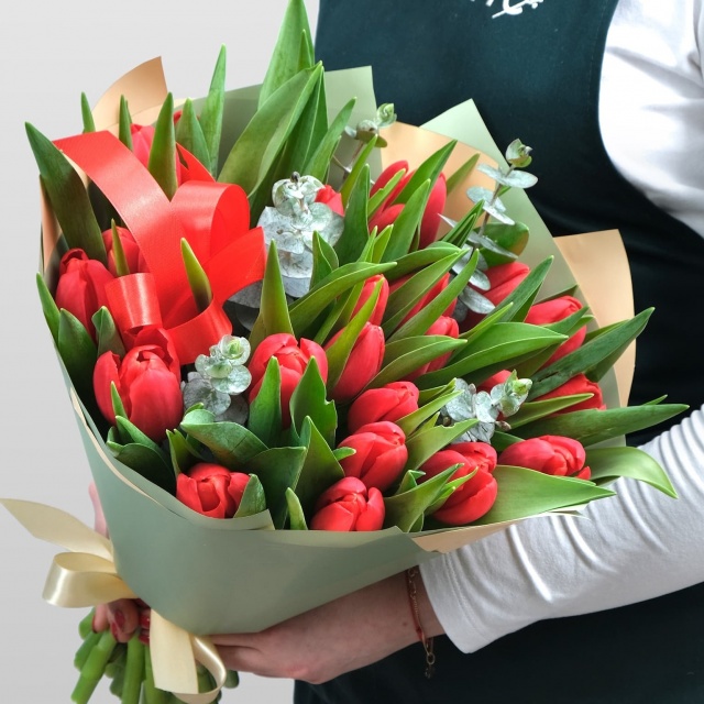 Букет Тюльпанов 25 шт с эвкалиптом «Страстная Любовь» Букет Тюльпанов 25 шт с эвкалиптом «Страстная Любовь»