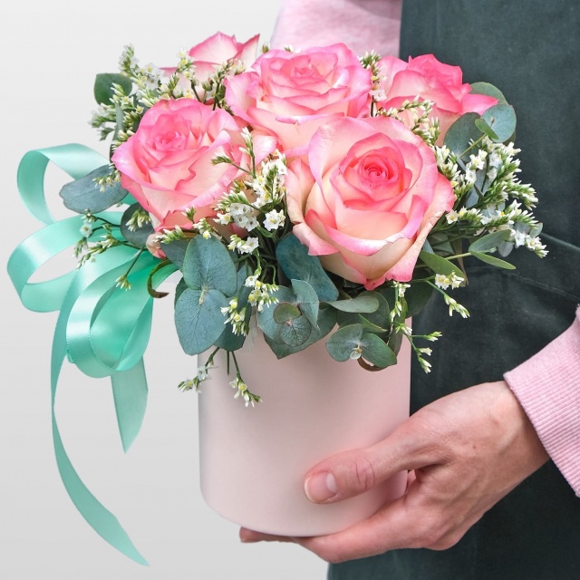 Композиция из Роз и Лимониума в шляпной коробке «Невинность» Композиция из Роз и Лимониума в шляпной коробке «Невинность»