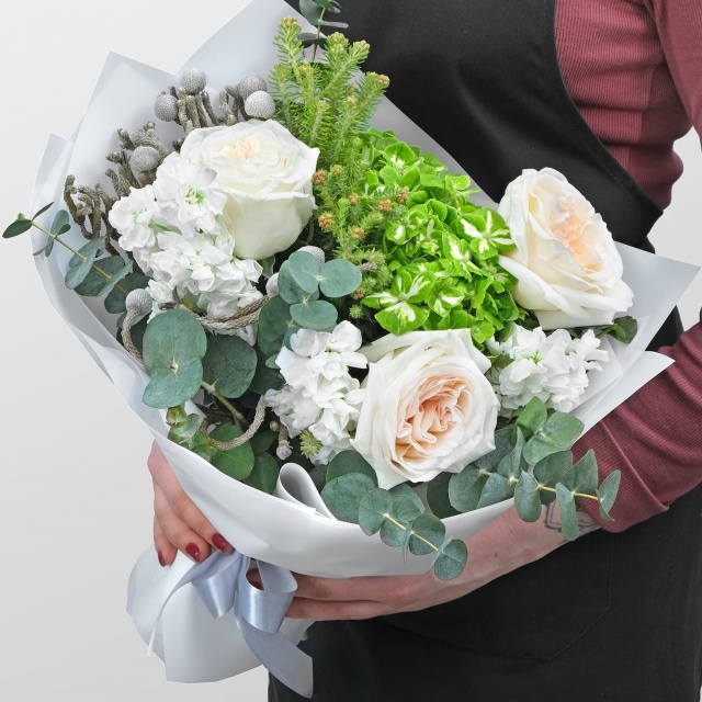 Букет из Роз, Гортензии и Маттиолы «Мотылёк» Букет из Роз, Гортензии и Маттиолы «Мотылёк»