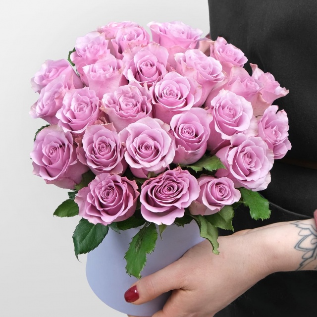 Композиция в Шляпной коробке из сиреневых Роз 25 шт «Любава» Композиция в Шляпной коробке из сиреневых Роз 25 шт «Любава»