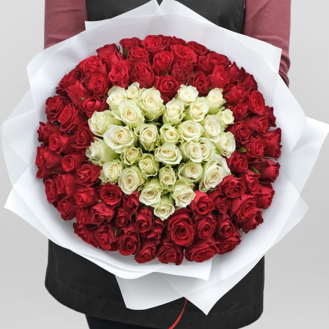Букет из красно-белых Роз «Белла» Букет из красно-белых Роз «Белла»