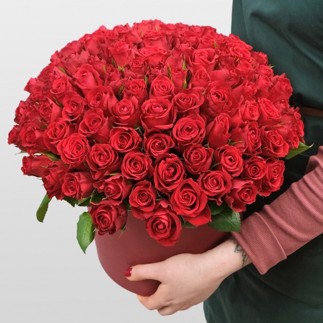 Композиция из красных Роз 101 шт «Эмилия» в шляпной коробке Композиция из красных Роз 101 шт «Эмилия» в шляпной коробке
