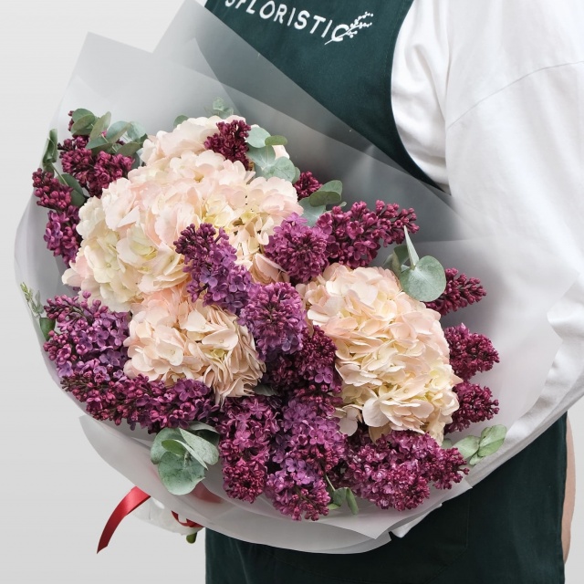 Букет из Гортензий и Сирени «Невесомые облака» Букет из Гортензий и Сирени «Невесомые облака»