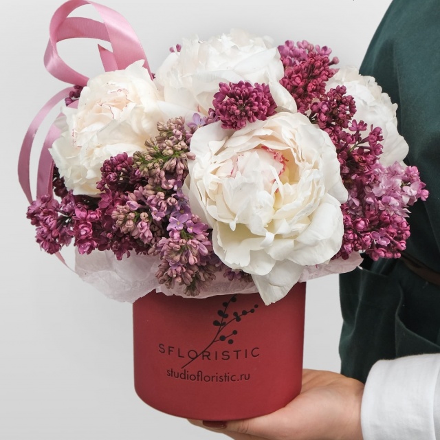 Композиция из Пионов и Сирени в шляпной коробке «Монро» Композиция из Пионов и Сирени в шляпной коробке «Монро»