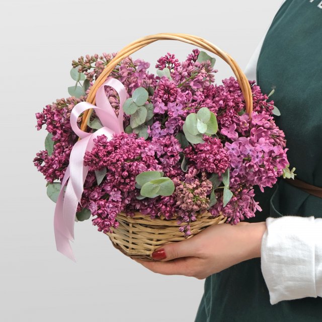 Композиция из Сирени «Корзинка счастья» с эвкалиптом Композиция из Сирени «Корзинка счастья» с эвкалиптом
