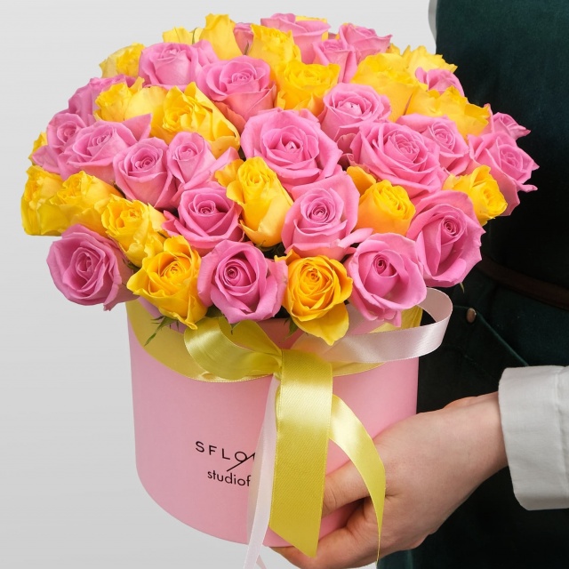 Композиция из кенийских Роз 51 шт в шляпной коробке «Джулия» Композиция из кенийских Роз 51 шт в шляпной коробке «Джулия»