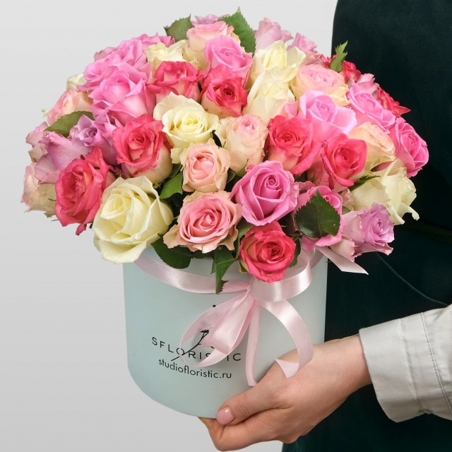 Композиция из кенийских Роз 51 шт в шляпной коробке «Мелодия счастья» Композиция из кенийских Роз 51 шт в шляпной коробке «Мелодия счастья»