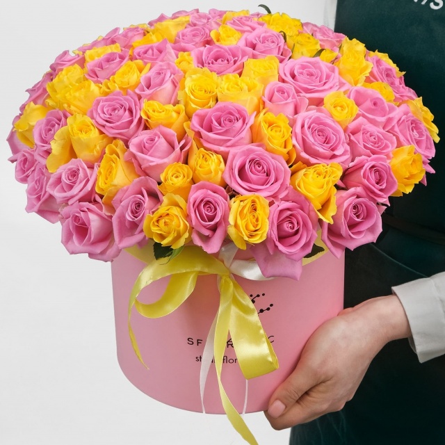 Композиция из кенийских Роз 101 шт в шляпной коробке «Утренний Рассвет» Композиция из кенийских Роз 101 шт в шляпной коробке «Утренний Рассвет»