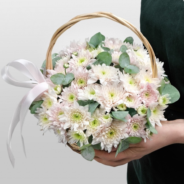 Композиция из Хризантемы 7 шт «Море любви» с эвкалиптом Композиция из Хризантемы 7 шт «Море любви» с эвкалиптом