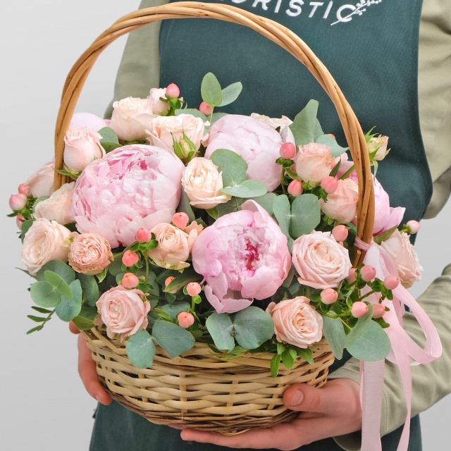 Композиция из Пионов и Кустовой Розы в корзине «Розовое счастье» Композиция из Пионов и Кустовой Розы в корзине «Розовое счастье»