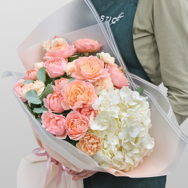 Букет из Гортензии, Кустовой Розы и Гвоздики «Розовый Амур» Букет из Гортензии, Кустовой Розы и Гвоздики «Розовый Амур»