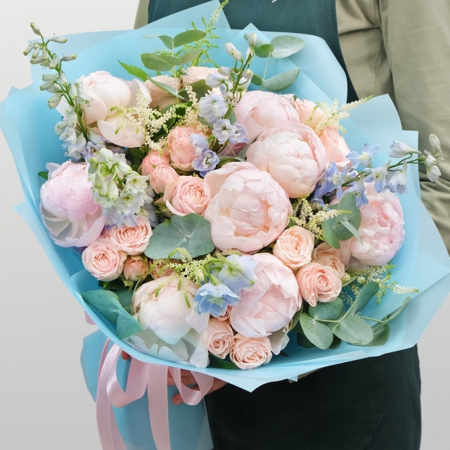 Букет из Пионов, Кустовой Розы, Дельфиниума и Астильбы «Восхитительной» Букет из Пионов, Кустовой Розы, Дельфиниума и Астильбы «Восхитительной»