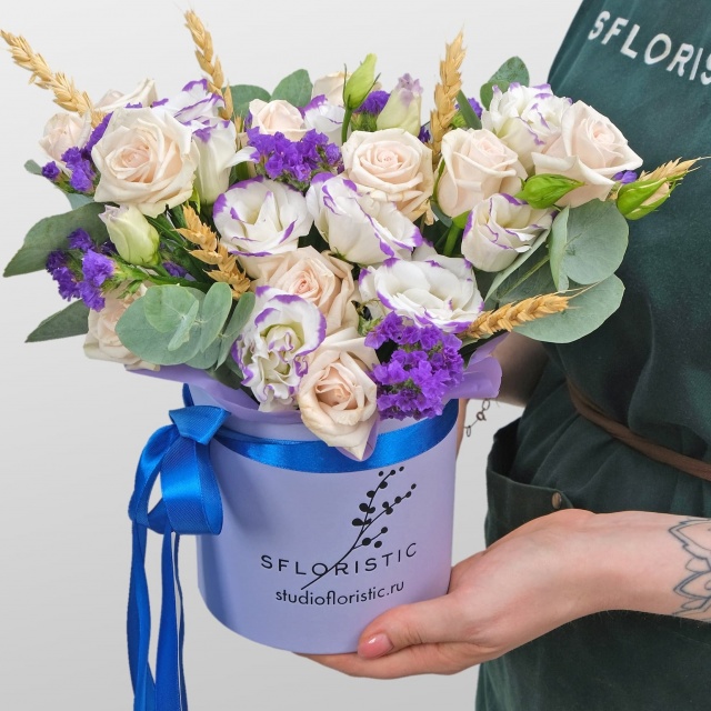 Композиция из Кустовых Роз и Лизиантуса в шляпной коробке «Эйфория» Композиция из Кустовых Роз и Лизиантуса в шляпной коробке «Эйфория»