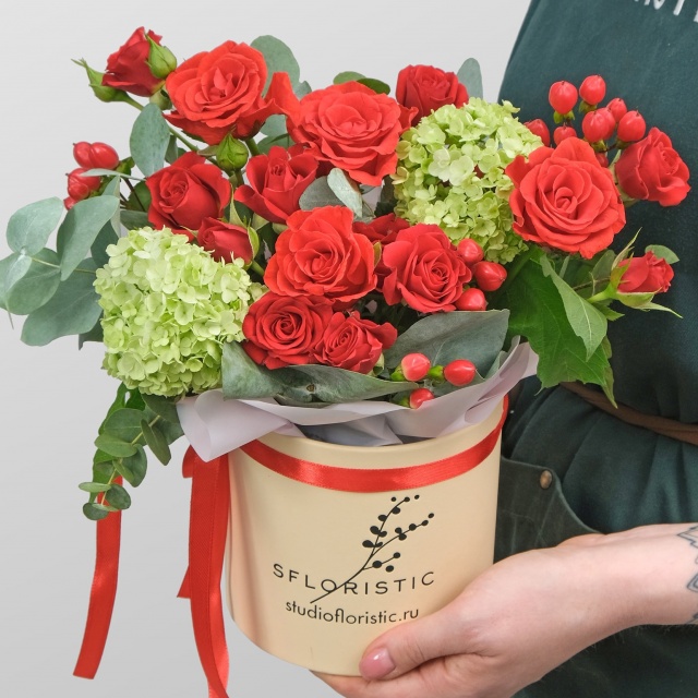 Композиция из Роз, Гиперикума и Вибурнума в шляпной коробке «Мечта» Композиция из Роз, Гиперикума и Вибурнума в шляпной коробке «Мечта»