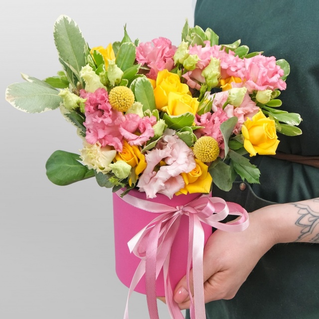 Композиция из Кустовых Роз и Эустомы в шляпной коробке «Удивительный» Композиция из Кустовых Роз и Эустомы в шляпной коробке «Удивительный»