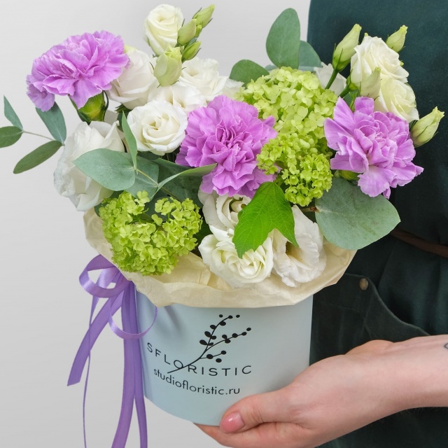 Композиция из Гвоздики, Вибурнума и Эустомы в шляпной коробке «Соната Любви» Композиция из Гвоздики, Вибурнума и Эустомы в шляпной коробке «Соната Любви»