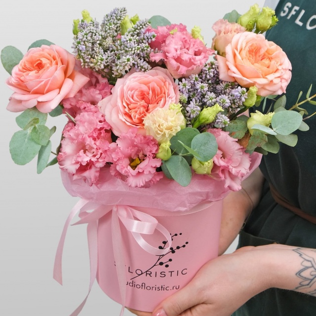 Композиция из Эустомы, Пионовидной Розы и Вероники в шляпной коробке «Розовая Прелесть» Композиция из Эустомы, Пионовидной Розы и Вероники в шляпной коробке «Розовая Прелесть»