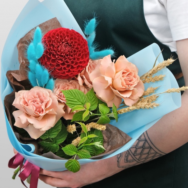 Букет из Роз, Георгина и Лагуруса «Сказочный» Букет из Роз, Георгина и Лагуруса «Сказочный»