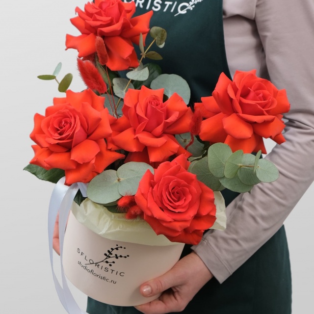 Композиция из Роз в шляпной коробке «Нина» Композиция из Роз в шляпной коробке «Нина»