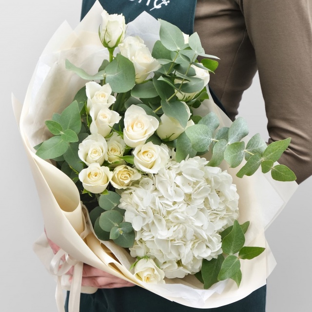 Букет из Гортензии и Роз Кения «Хрупкой» Букет из Гортензии и Роз Кения «Хрупкой»