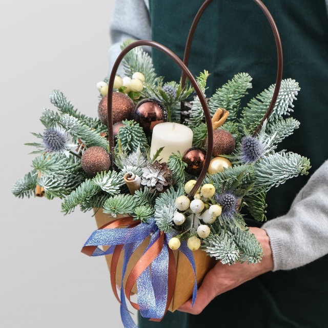 Композиция из Нобилиса, Гиперикума и Эрингиума «Зимний уют» Композиция из Нобилиса, Гиперикума и Эрингиума «Зимний уют»