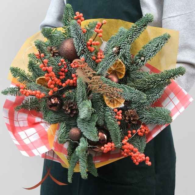 Букет из Нобилиса и Илекса «Щедрый Вечер» Букет из Нобилиса и Илекса «Щедрый Вечер»