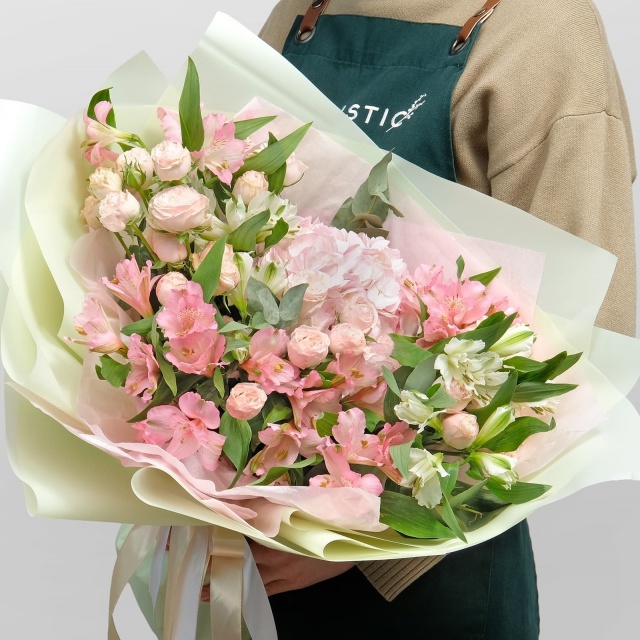 Букет из Гортензий, Роз и Альстромерий «Ганна» Букет из Гортензий, Роз и Альстромерий «Ганна»