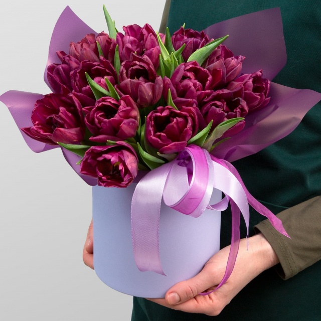 Композиция из Тюльпанов в шляпной коробке «Эффект фиалки» Композиция из Тюльпанов в шляпной коробке «Эффект фиалки»