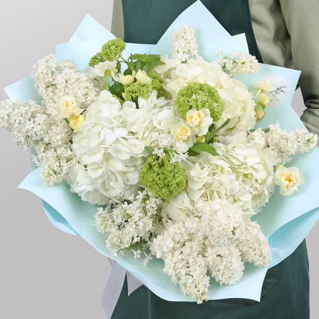 Букет из Сирени, Гортензии и Нарциссов «Небесное вдохновение» Букет из Сирени, Гортензии и Нарциссов «Небесное вдохновение»