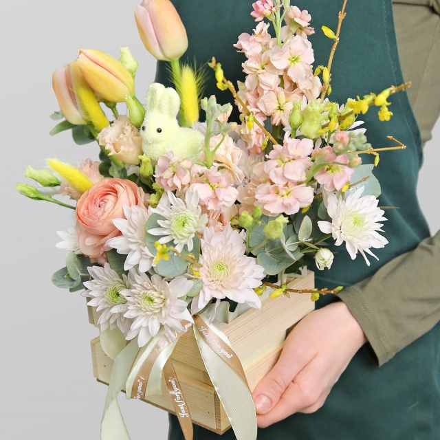 Пасхальная композиция из Тюльпанов и Ранункулюсов «Солнечный зайка» Пасхальная композиция из Тюльпанов и Ранункулюсов «Солнечный зайка»