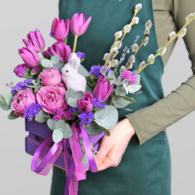 Пасхальная композиция из Тюльпанов, Роз и Вербы «Лавандовый зайка» Пасхальная композиция из Тюльпанов, Роз и Вербы «Лавандовый зайка»