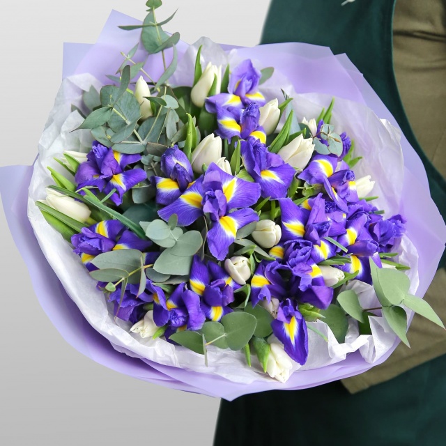 Букет из Тюльпанов и Ирисов «Весенний туман» Букет из Тюльпанов и Ирисов «Весенний туман»