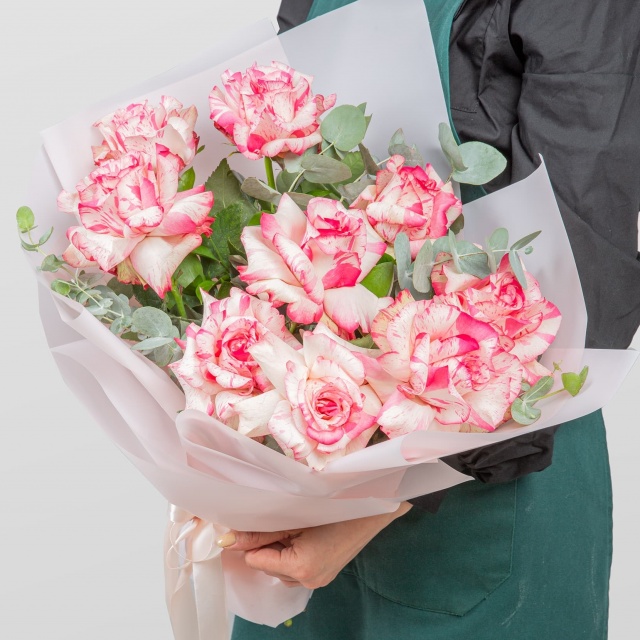 Букет Роз Эквадор «Нежные поцелуи» с эвкалиптом Букет Роз Эквадор «Нежные поцелуи» с эвкалиптом