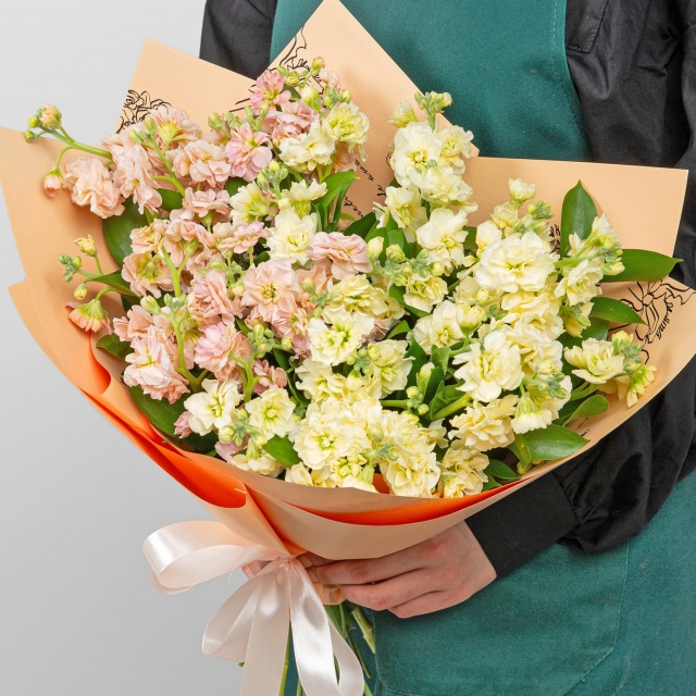 Букет из кустовых Маттиол «Алтарь Нежности» Букет из кустовых Маттиол «Алтарь Нежности»