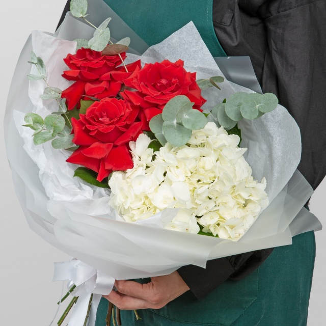 Букет из Гортензий и Роз Эквадор «Нежные Объятия» Букет из Гортензий и Роз Эквадор «Нежные Объятия»